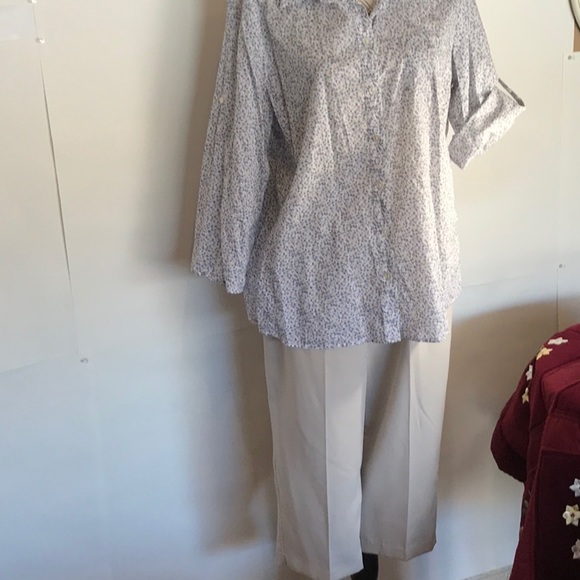 IZOD long roll tab sleeve top. Dainty Blue Floral Cotton. 💯 cotton. - Picture 6 of 9